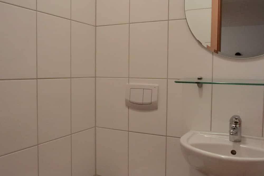 Ganze Wohnung, 2-Zimmer-Ferienwohnung für 4 Personen im 1. Obergeschoss -mit Wlan - Nh in Ribnitz-Damgarten, Rostock und Umgebung