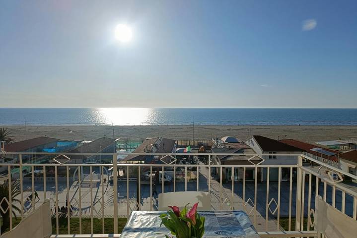 Ferienwohnung für 4 Personen, mit Meerblick und Balkon/Terrasse in Lido di Camaiore