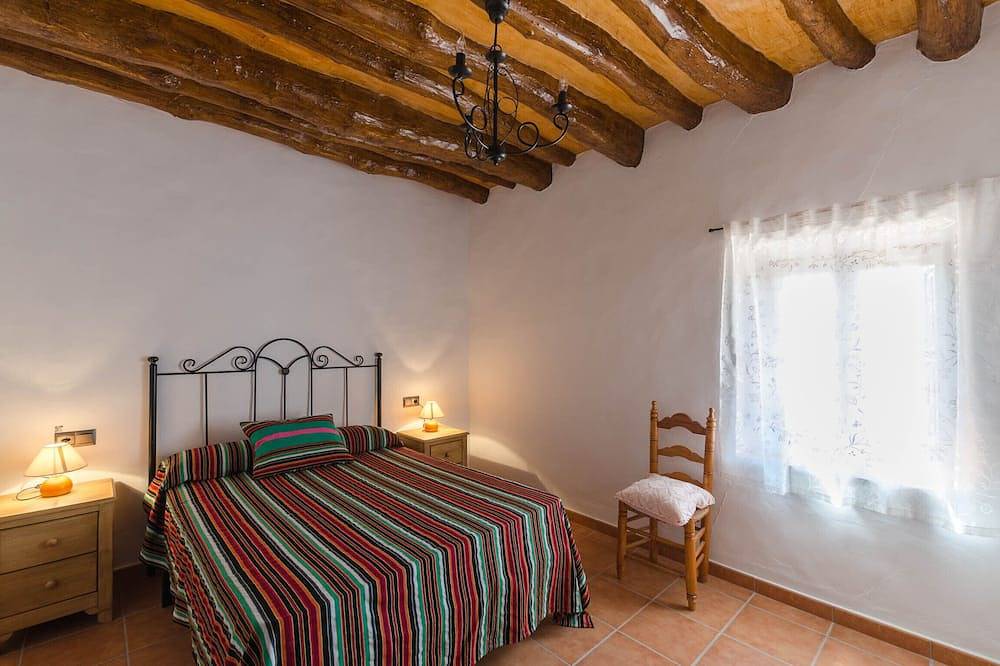 Cortijocabrill Located between the beach and the mountain. Ideal for families and groups in Mondrón, Periana