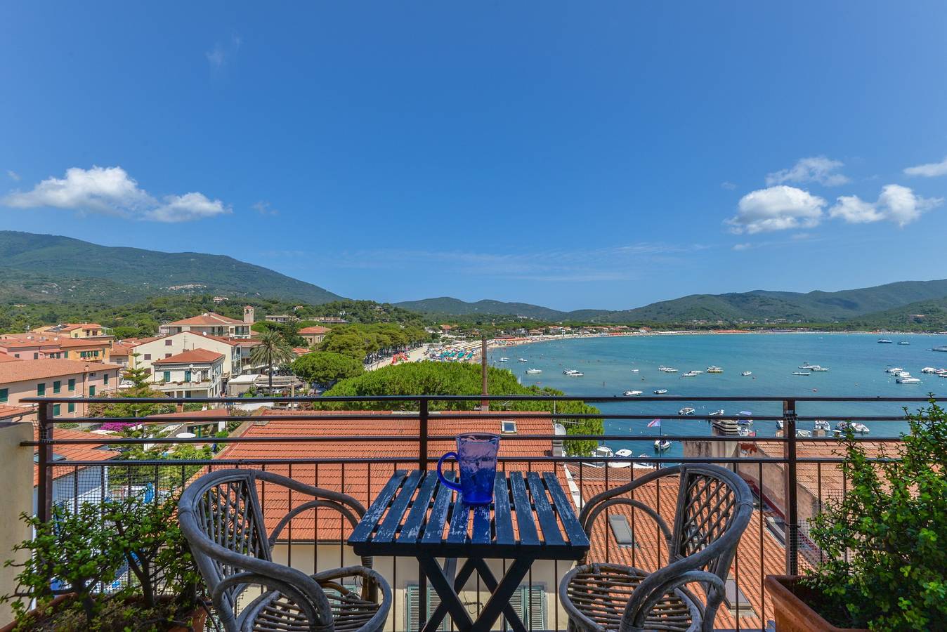 Ganze Wohnung, Ferienwohnung "Bellavista" mit Meerblick, Balkon und Klimaanlage in Spiaggia di Marina di Campo, Marina di Campo