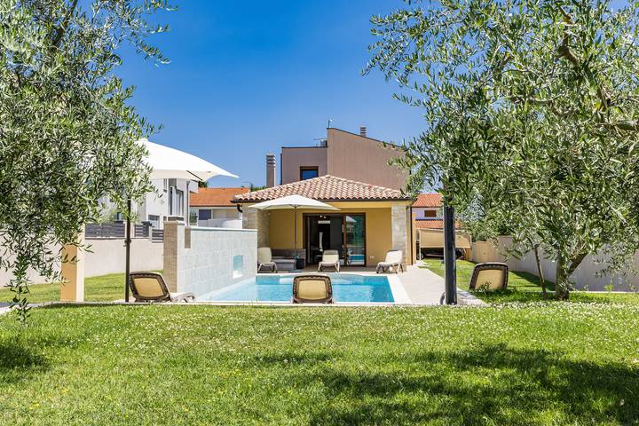 Ferienhaus für 8 Personen, mit Pool und Terrasse sowie Garten in Sisan