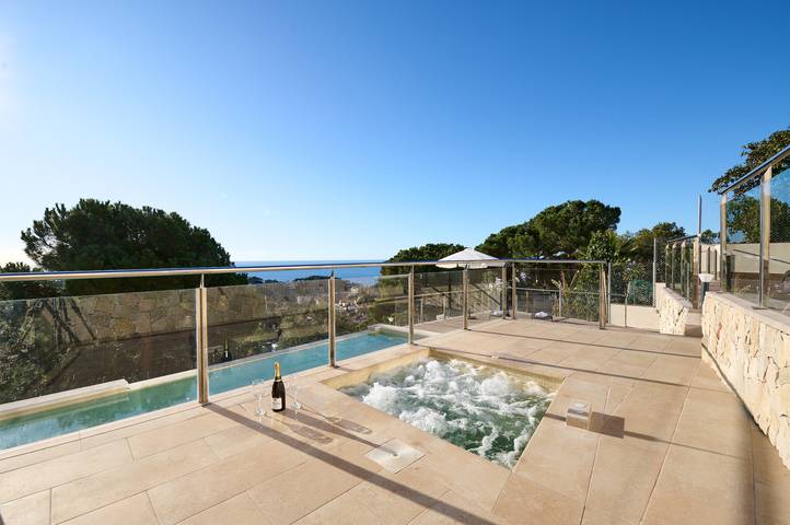 Villa für 9 Personen, mit Balkon und Whirlpool sowie Terrasse in Lloret de Mar