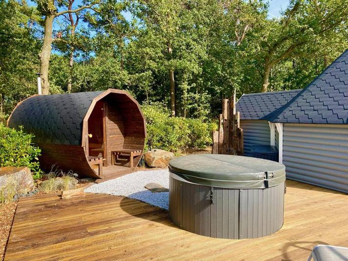 Lodge für 4 Personen, mit Terrasse und Whirlpool sowie Garten und Sauna