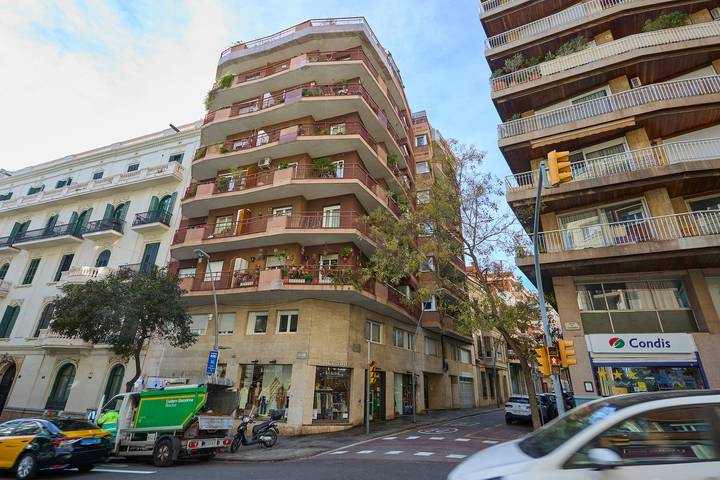 Ganze Wohnung, Ferienwohnung für 6 Personen mit Balkon in Barcelona Zentrum, Barcelona