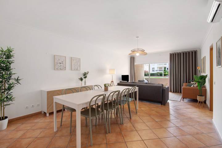 Entire apartment, Holiday Apartment "T3 G Apt Alfarrobeira" with Shared Pool, 2 Balconies & Wi-Fi in Santa Luzia (Tavira), Parque Natural da Ria Formosa