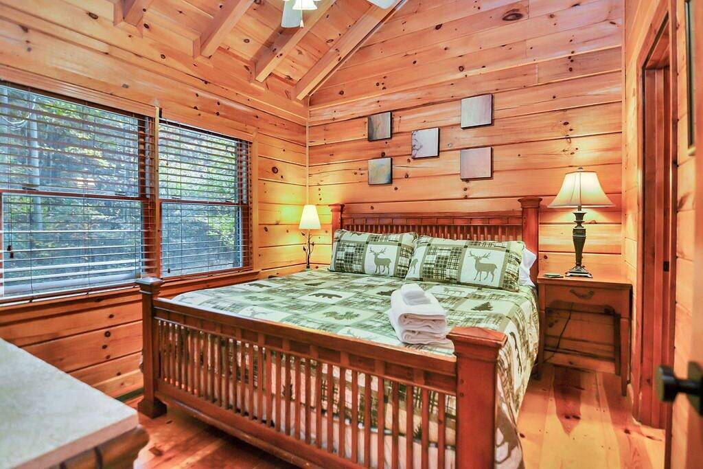 Cozy Lakefront Cabin Hot Tub & Fireplace + Covered Deck Romantic - Pet Friendly in Cherry Log, Chattahoochee National Forest