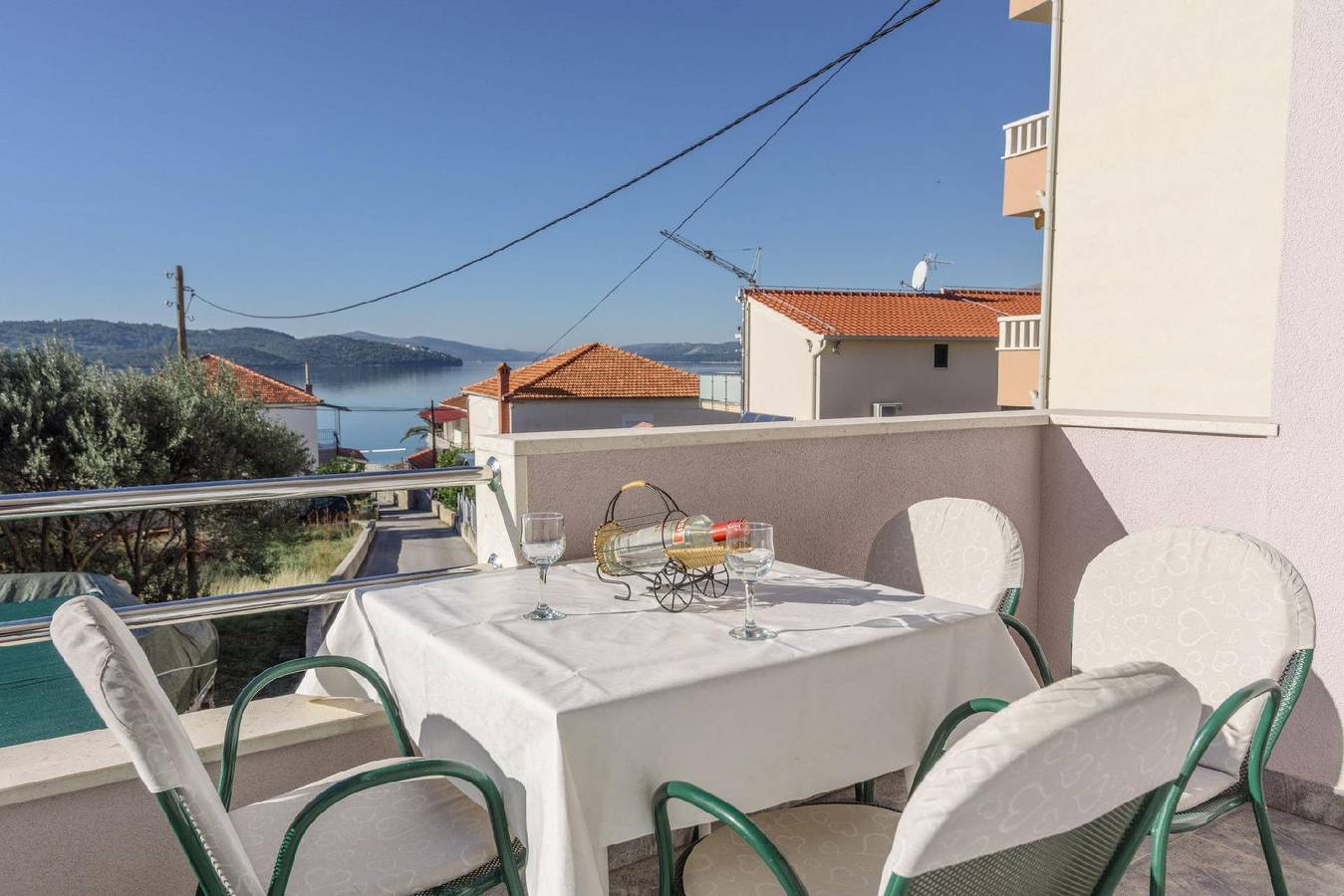 Entire holiday apartment, Holiday apartment for 4 people with garden in Okrug Donji, Ciovo