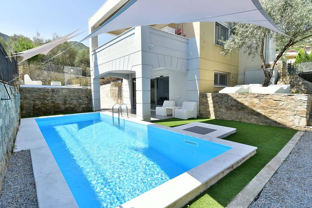 Entire apartment, Alpha Delta Pool Suite in Palaio Tsifliki, Kavala region