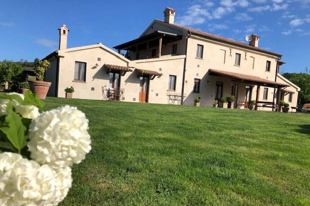 Ganze Wohnung, Margherita x 4 people located in the green only 4km from the sea and with swimming pool in San Costanzo, Valle del Metauro