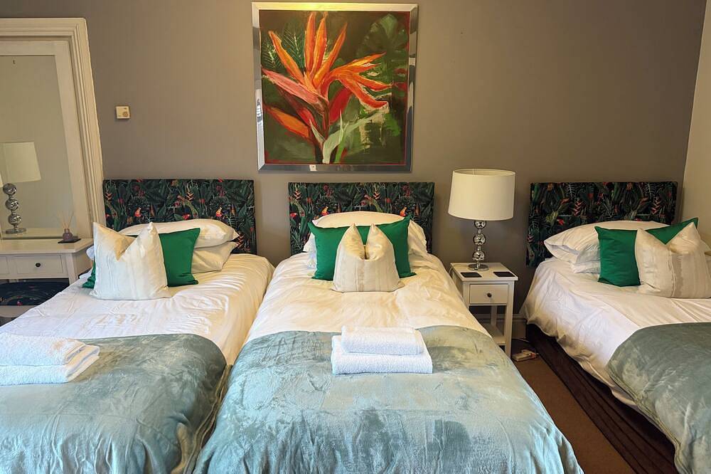 Brooklands Barn with new indoor pool, sleeps 12 in Arundel, South Downs
