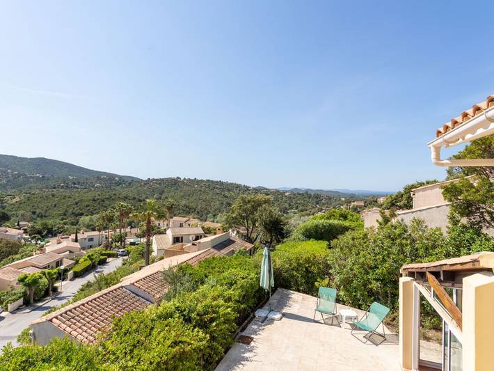 Location de vacances pour 5 personnes, avec terrasse et vue ainsi que jardin et bassin pour enfant à La Londe-les-Maures - 2
