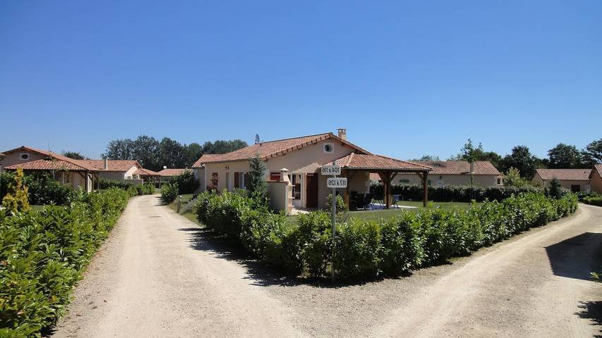 Villa pour 4 personnes, avec terrasse ainsi que jardin et piscine, animaux acceptés