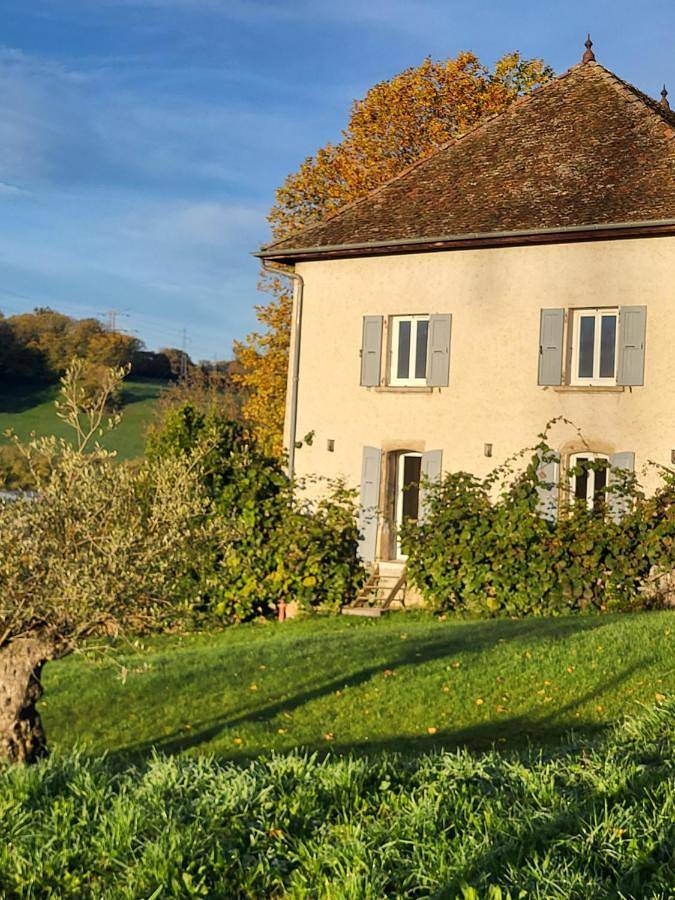 Location de vacances pour 4 personnes, avec piscine et terrasse ainsi que jardin et jacuzzi dans La Bâtie-Montgascon