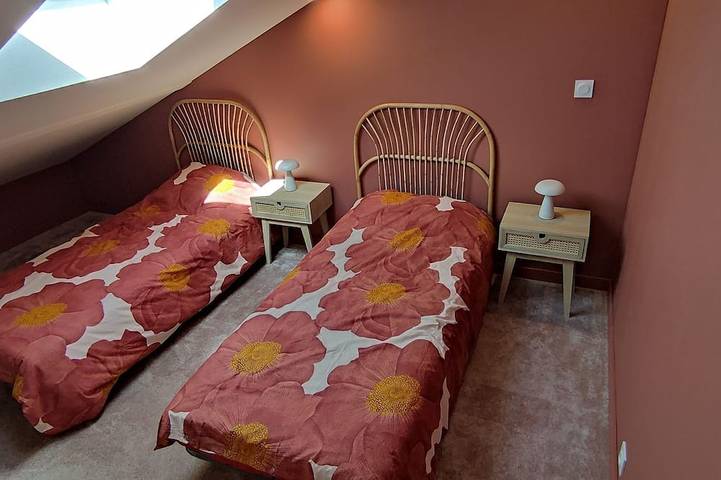 Gîte pour 4 personnes, avec jardin à Charmeil - 2