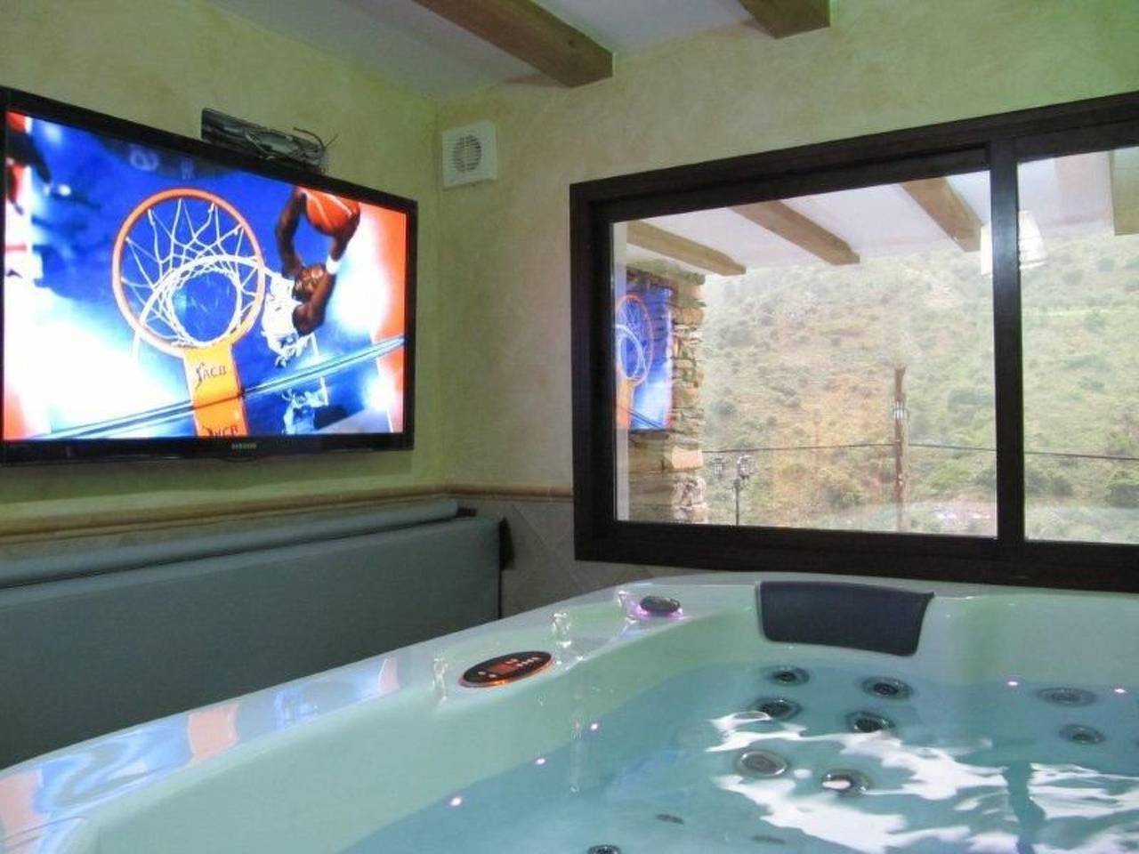 Haus mit integrierter Felswand und Jacuzzi in Laroya, Provincia de Almería