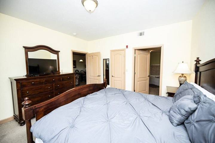 Vacation apartment for 6 people, with yard and balcony as well as pool and hot tub in Pigeon Forge