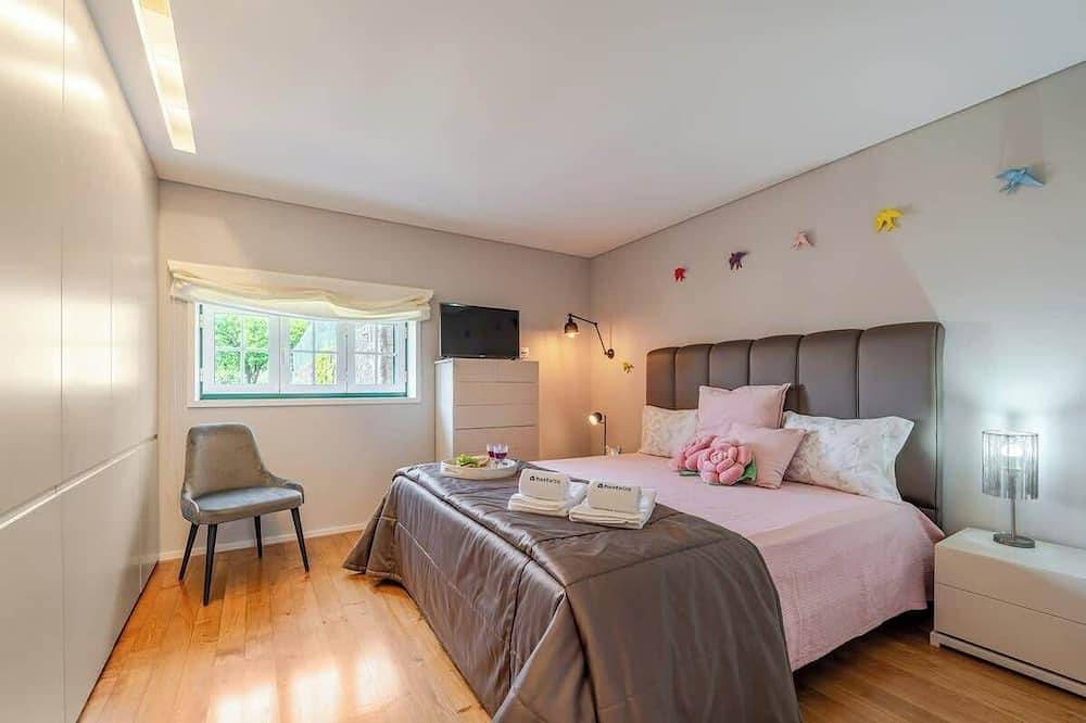 Hostwise - Modern Comfort & Shared Pool in Paredes in Paredes, Distrito de Porto