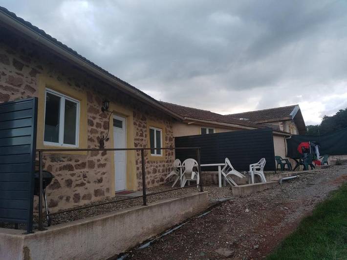 Gîte pour 6 personnes, avec vue et terrasse, animaux acceptés à Pont-Trambouze
