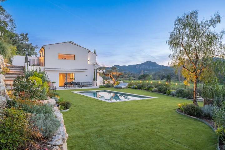 Location de vacances pour 8 personnes, avec piscine ainsi que vue et balcon dans Riviera Golf Barbossi