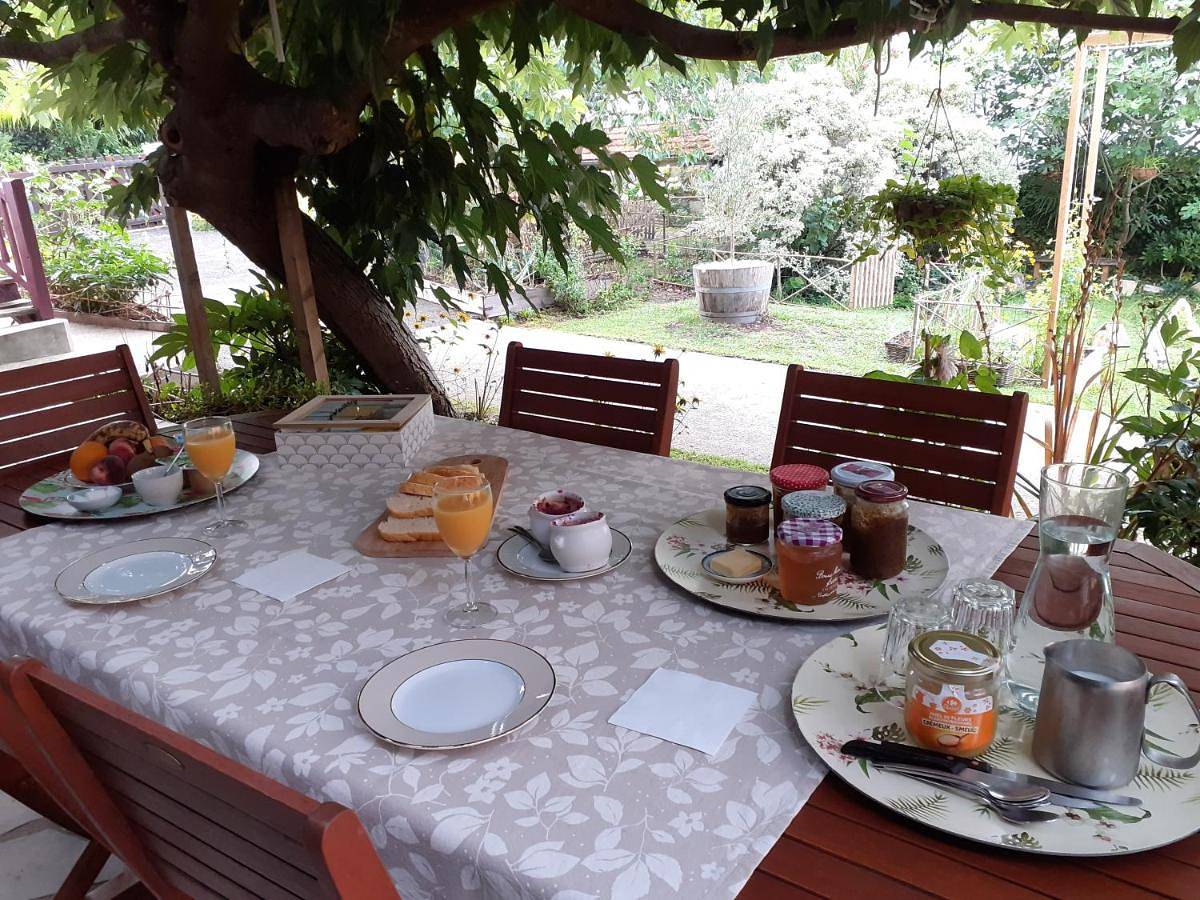 Au Bosquet, chambre et salle de bains avec petit déjeuner à 600 m du centre dans un cadre calme et verdoyant in Salies-de-Béarn, Béarn