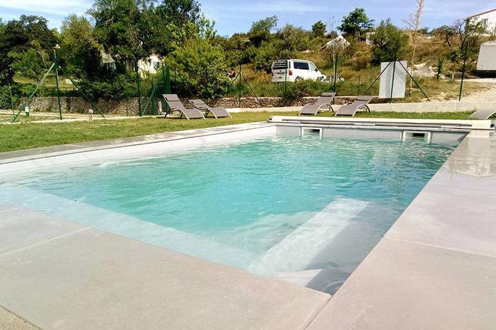 Camping pour 4 personnes, avec piscine ainsi que jardin et vue