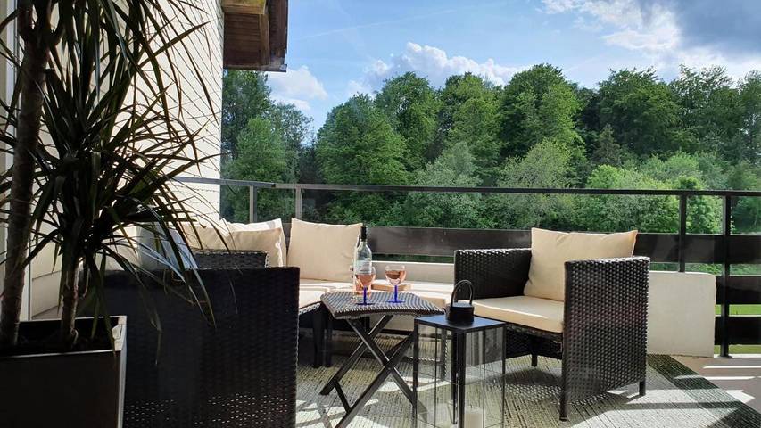 Ferienwohnung für 6 Personen, mit Balkon und Ausblick in Häusern