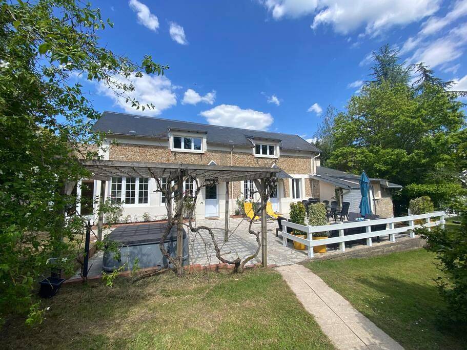 Le cottage des Vaux avec cheminée, sauna et jacuzzi dans un parc arboré in Senlisse, Park krajobrazowy Górnej Doliny Chevreuse