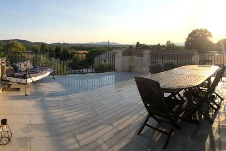 Gîte pour 10 personnes, avec vue ainsi que jardin et piscine à Savignargues