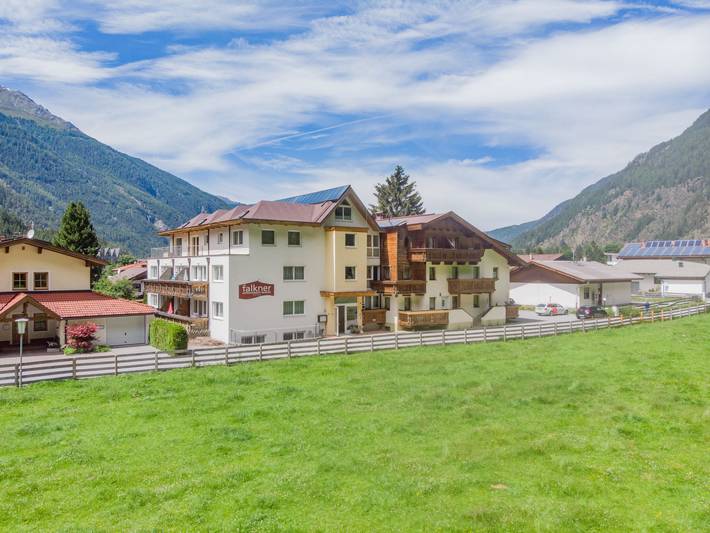 Ferienwohnung für 3 Personen, mit Balkon und Terrasse sowie Sauna und Ausblick im Ötztal
