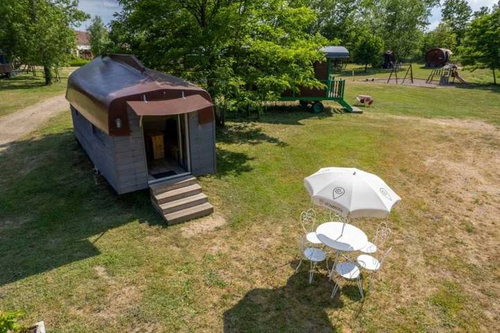 Cabane en bois pour 6 personnes, avec sauna ainsi que jacuzzi et piscine en Auvergne