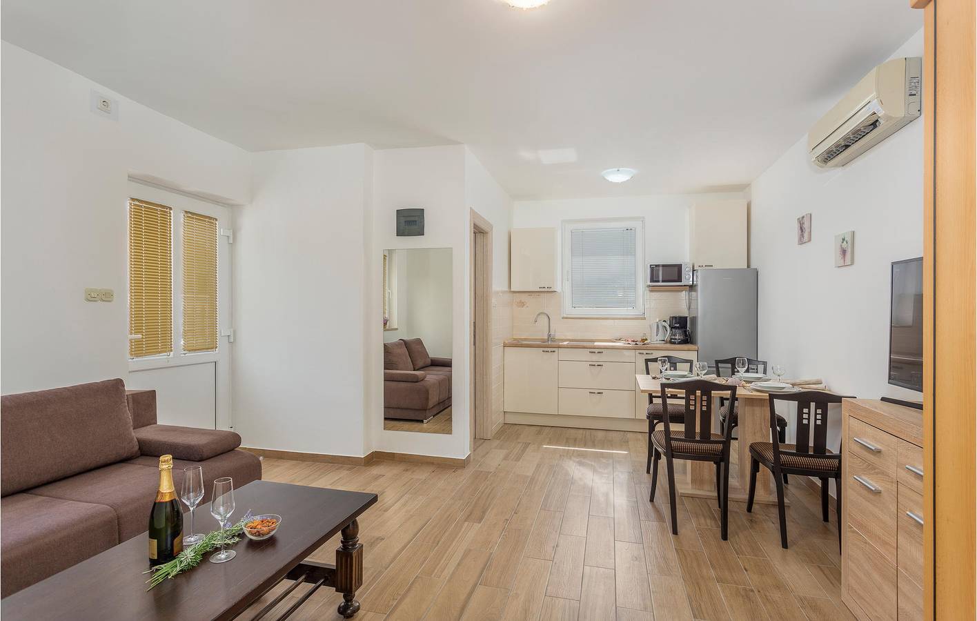 Gemütliche Ferienwohnung mit Terrasse, WLAN, Parkplatz, 600 m vom Strand entfernt in Zidarici, Krk