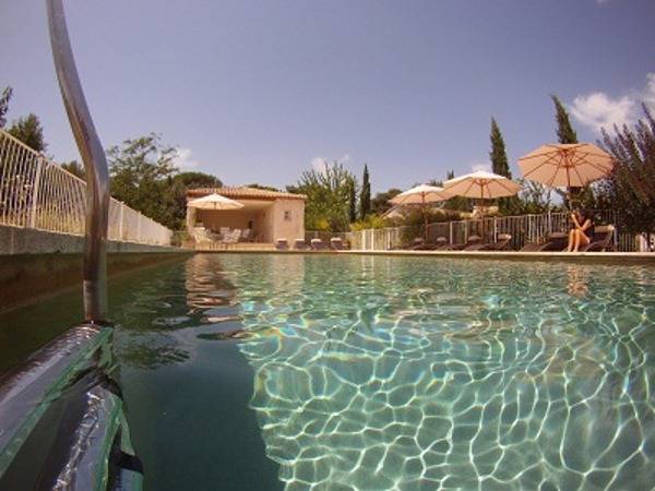 Gîte pour 12 personnes, avec piscine ainsi que terrasse et jardin