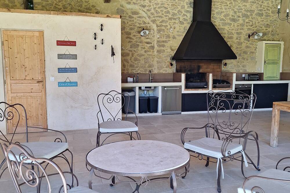 Mas with swimming pool, near Avignon, ideal for a family holiday. in Althen-des-Paluds, Vaucluse