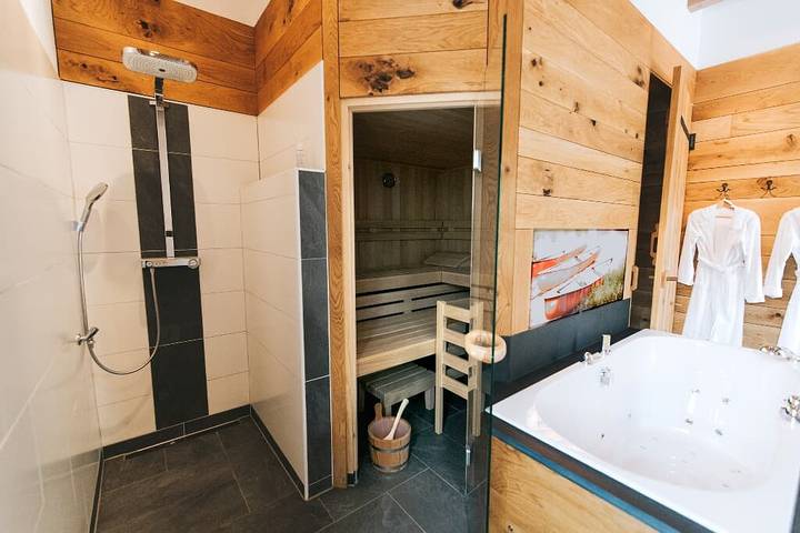 Luxus-Chalet am Fluss - Luxus-Chalet am Fluss mit Whirlpool und Sauna in Schwarzach b.Nabburg, Naturpark Oberpfälzer Wald