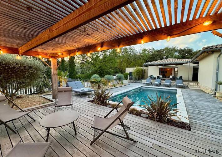 Location de vacances pour 10 personnes, avec piscine et terrasse à Pougnadoresse