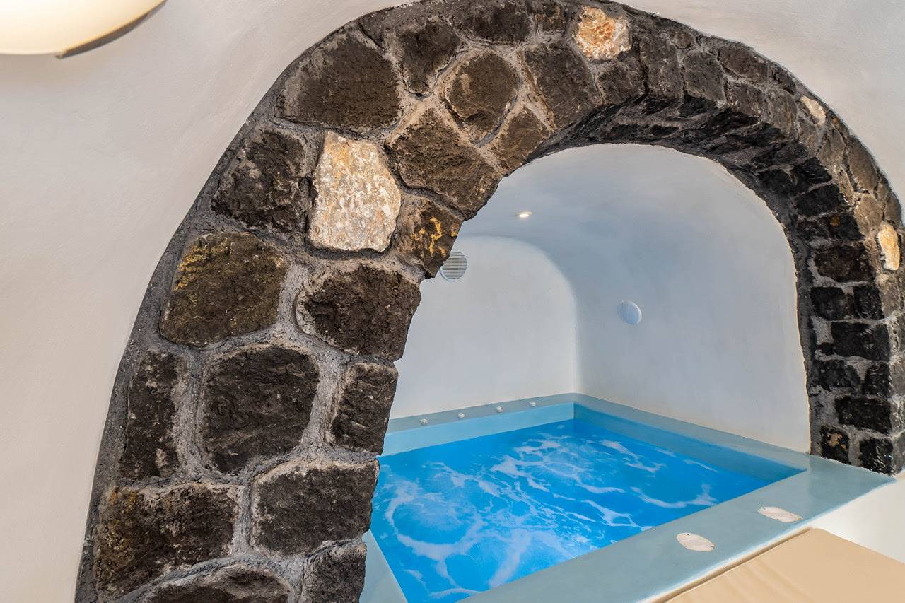 Fira-Cave-Sleeps 13-Parking-Pool-Pet Friendly in Santorin