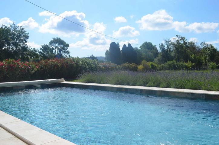 Gîte pour 2 personnes, avec piscine et terrasse