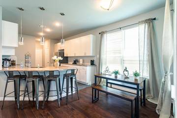 Vacation Rental for 10 Guests in Arlington, Tarrant County, Picture 3