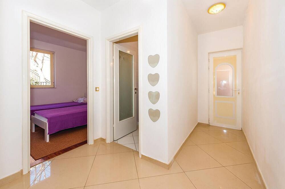 Entire apartment, Pet friendly apartment in Rogoznica with Wifi in Rogoznica, Šibenik-Knin