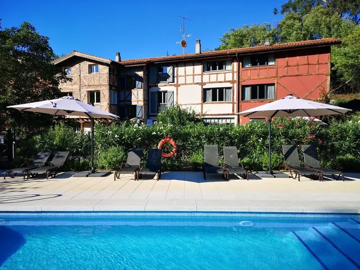 Hôtel pour 2 personnes, avec vue ainsi que piscine et jardin, animaux acceptés - 1