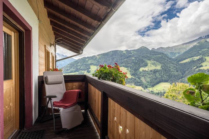 Entire apartment, Apartment “Hochwilde Jogglanderhof” with Mountain View, Private Balcony, and Wi-Fi in Stuls, Moos in Passeier