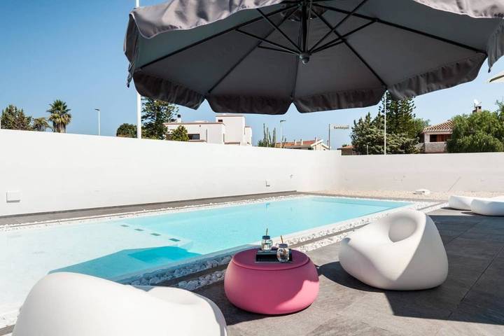 Ferienwohnung für 2 Personen, mit Whirlpool und Garten sowie Pool und Ausblick