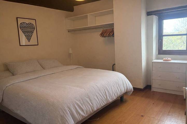 Spacious modernised farmhouse with pool in peaceful setting perfect for families in Villefranque, Région de Bayonne