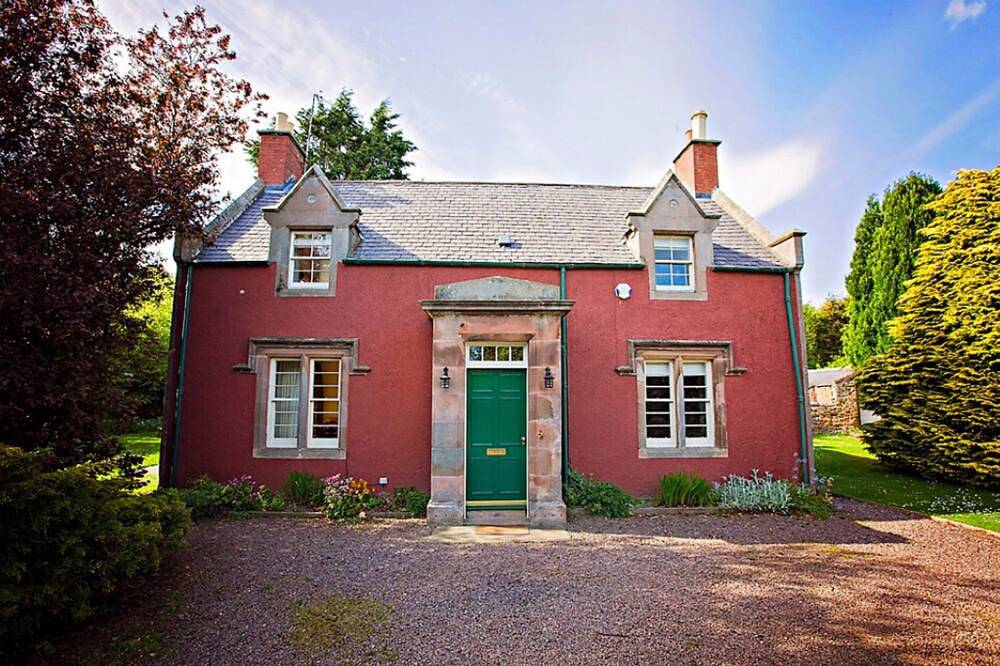 The Head Gardener's Cottage Dunbar including hot tub in Edinburgh and Lothian