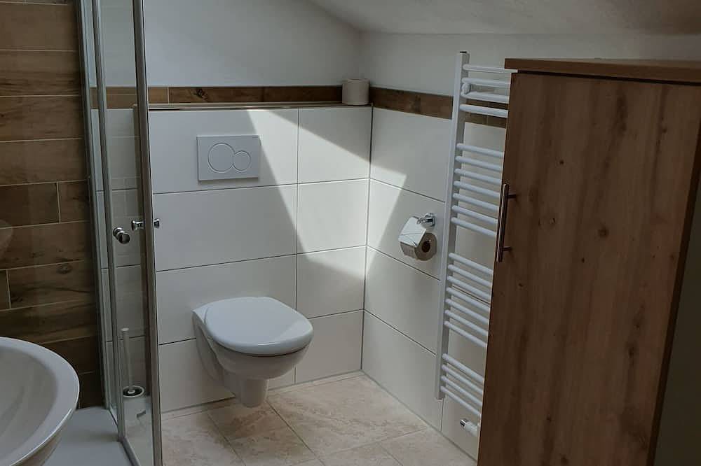 Ganze Wohnung, Ferienwohnung Rott am Inn Obergeschoß mit schönem Balkon in Rott am Inn, Landkreis Rosenheim