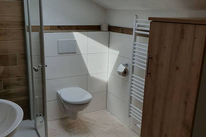 Ganze Wohnung, Ferienwohnung Rott am Inn Obergeschoß mit schönem Balkon in Rott am Inn, Landkreis Rosenheim