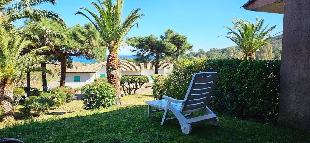 Appartement de vacances pour 4 personnes, avec jardin et terrasse ainsi que bassin pour enfant et piscine, animaux acceptés