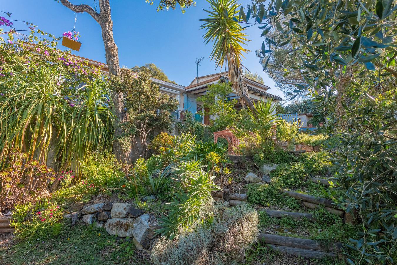 Chambre d’hôtes « Au Jardin Des Couleurs » avec vue sur la montagne, Wi-Fi et climatisation in Pierrefeu-du-Var, Région de Toulon