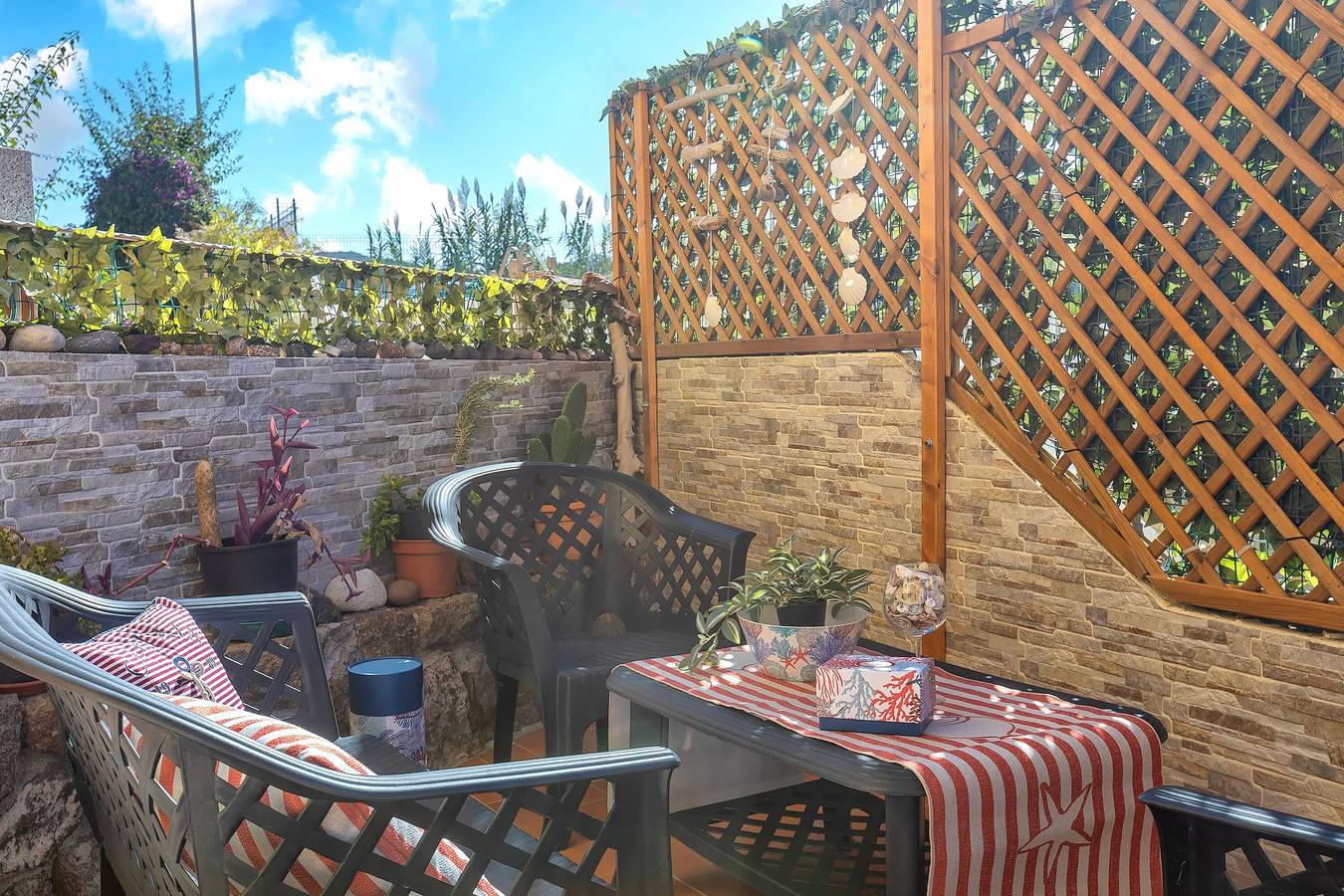Casa Vacanze 'Petra Maris' con Giardino Privato, Balcone e Wi-Fi in Lu Bagnu, Castelsardo