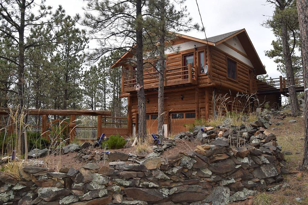 Ruhiges, privates Blockhaus mit außergewöhnlichen Ausblicken und Annehmlichkeiten in Black Hills